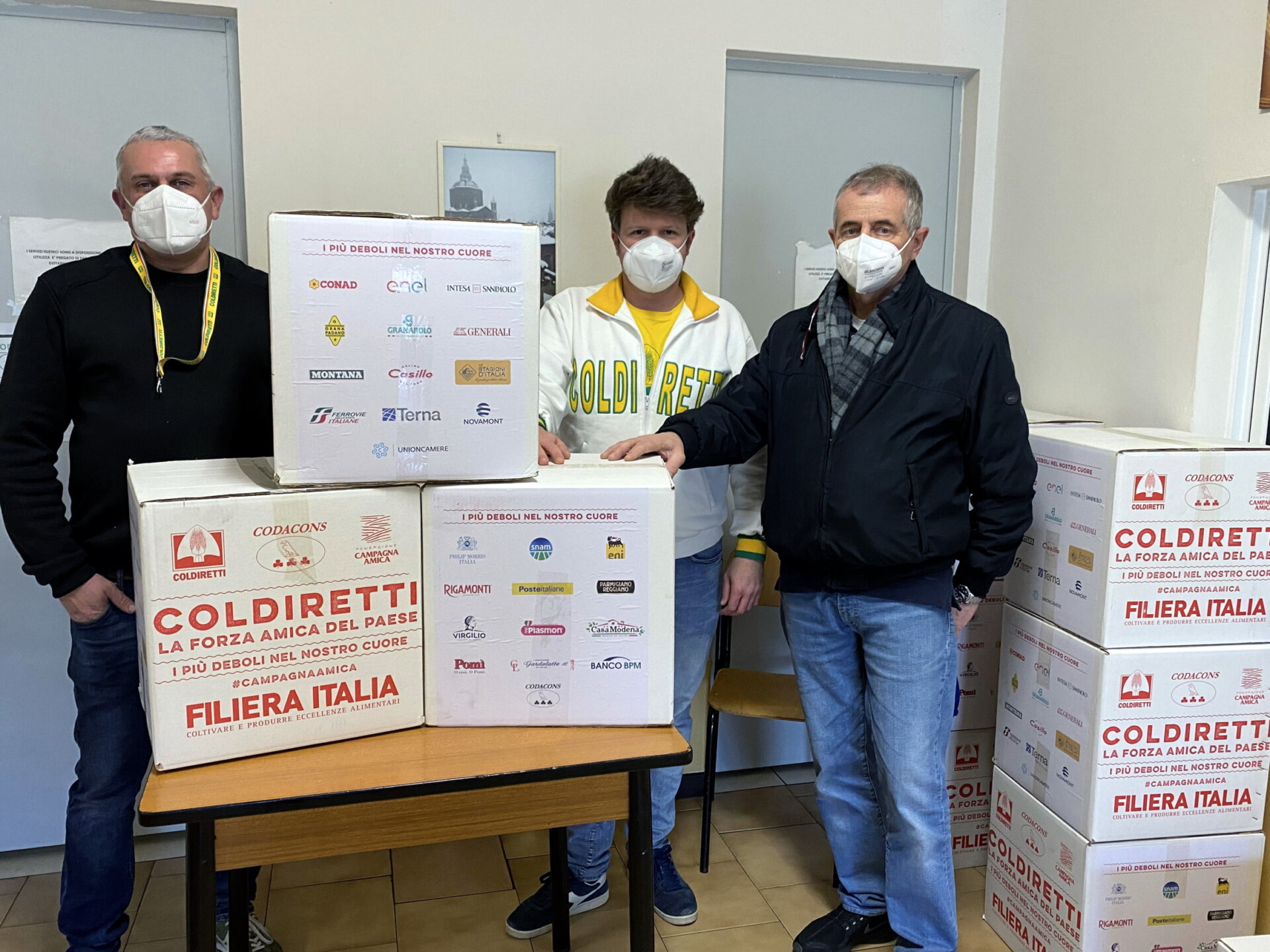 I pacchi della solidarietà alla 'Mensa del Fratello' di Pavia