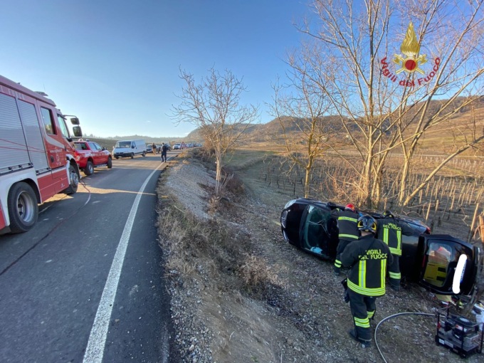 Auto ribaltata vicino a Voghera dopo essere finita fuori strada