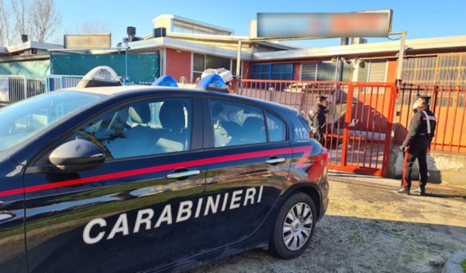 Dopo la lite, il compagno della suocera gli incendia sei veicoli in carrozzeria