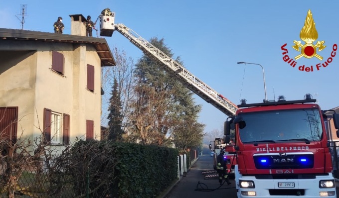 I video dell’incendio alla canna fumaria di una villetta