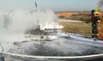 Il video del camper distrutto dalle fiamme sulla provinciale