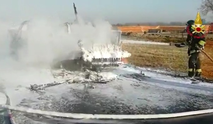 Il video del camper distrutto dalle fiamme sulla provinciale