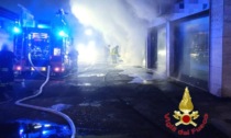 Incendio in condominio a Vigevano, residenti evacuati dai piani alti con l'autoscala