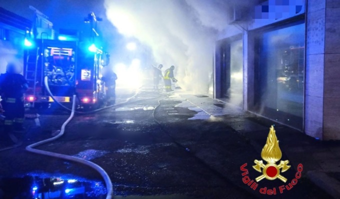 Incendio in condominio a Vigevano, residenti evacuati dai piani alti con l’autoscala