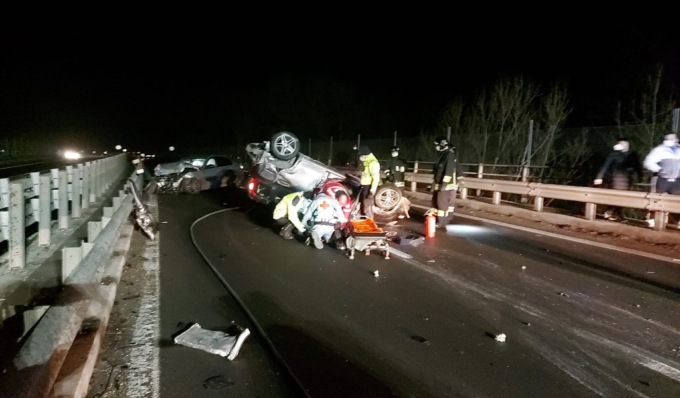 Schianto in Tangenziale Sud a Pavia, auto si ribalta: 4 feriti