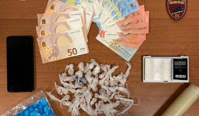 Non si ferma all’alt, preso dopo inseguimento: in manette 31enne trovato con eroina