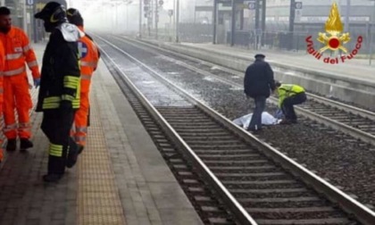 Tragedia in stazione, donna travolta e uccisa da un treno: circolazione sospesa sulla Mi-Mortara