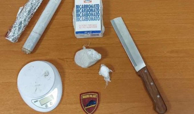 Rumori molesti dall’appartamento, all’interno tre pregiudicati: uno (ricercato) finisce in carcere per spaccio