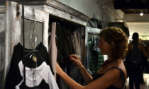 Ruba capi d'abbigliamento in un negozio del centro, arrestata 21enne