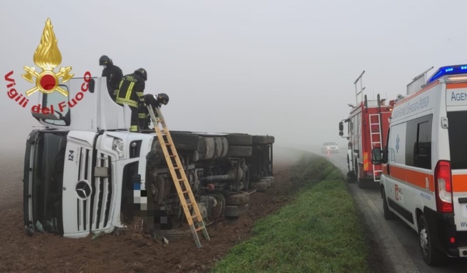 Autoarticolato esce di strada e si ribalta su un fianco, soccorso 42enne
