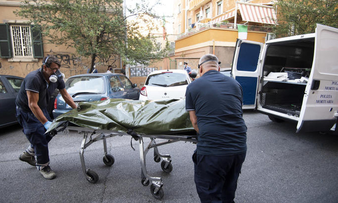 Strano odore dall’appartamento, 69enne trovato morto in casa da giorni