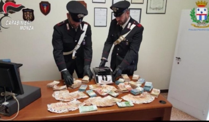 Si fingono carabinieri per derubare i pusher rivali: sequestrati 800 chili di droga