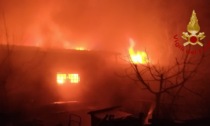 Capannone distrutto dalle fiamme a Cava Manara, quattro ore per domare l'incendio