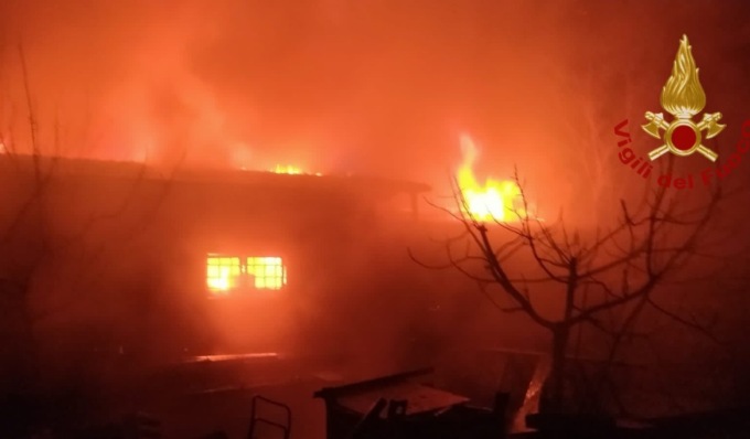 Capannone distrutto dalle fiamme a Cava Manara, quattro ore per domare l’incendio