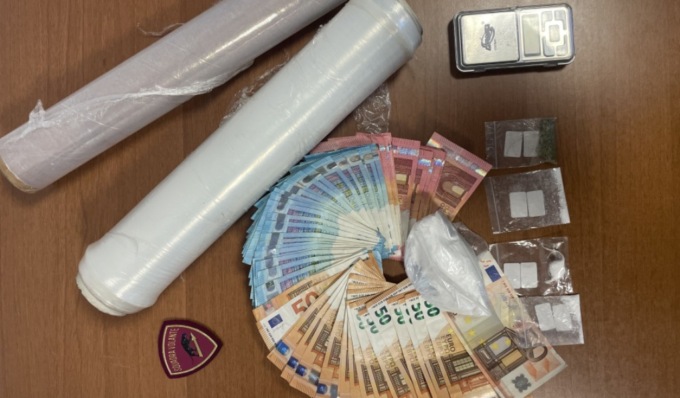 Cocaina e contanti nascosti nella lavatrice di casa, arrestato pusher 47enne