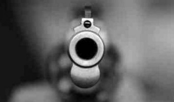 Sparatoria in corso Strada Nuova, 19enne ferito da un colpo di pistola