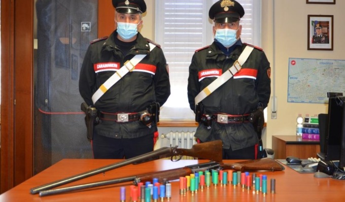 Intervengono per un lite in casa e trovano fucili da caccia e munizioni illegali