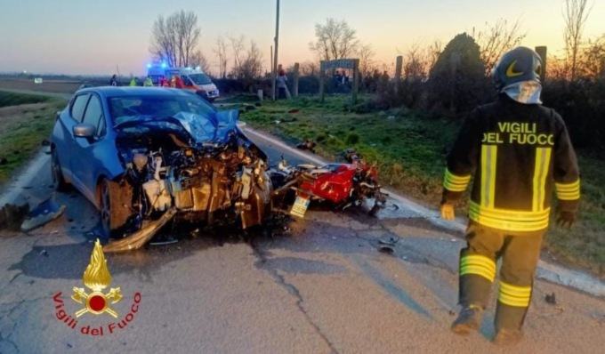 Schianto frontale tra due moto e un’auto: morti due motociclisti