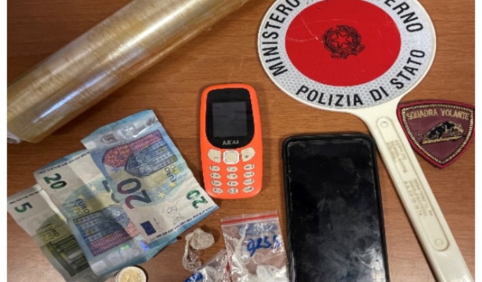 Si aggirano con fare sospetto, in tasca gli trovano eroina e cocaina: denunciati