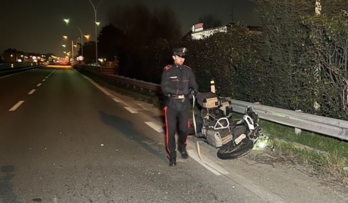Travolto in monopattino da una moto, perde la vita davanti alla fidanzata. Il centauro muore in ospedale