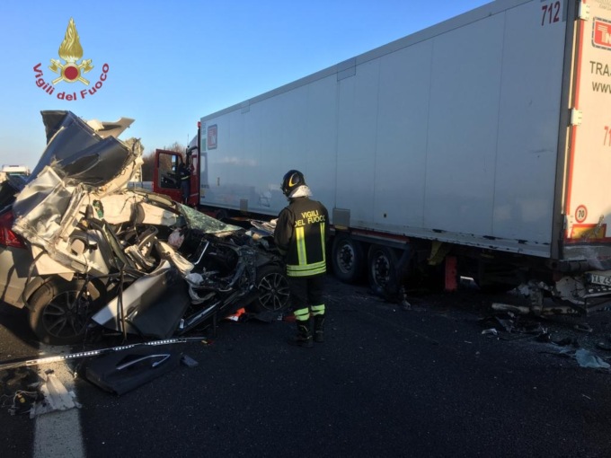 Auto contro camion, atterra l’elisoccorso in A21: tre feriti, uno grave