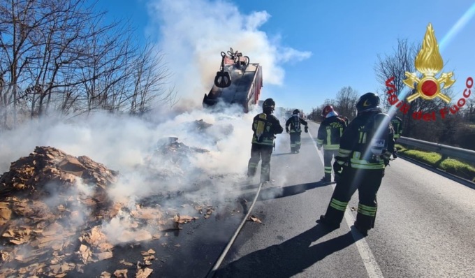 Le foto del rimorchio di un camion a fuoco, trasportava materiale cartaceo
