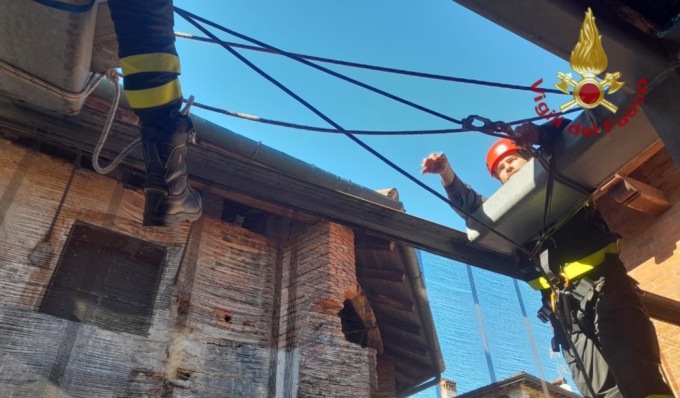 I Vigili del Fuoco salvano una gatta bloccata sul tetto del Duomo di Pavia