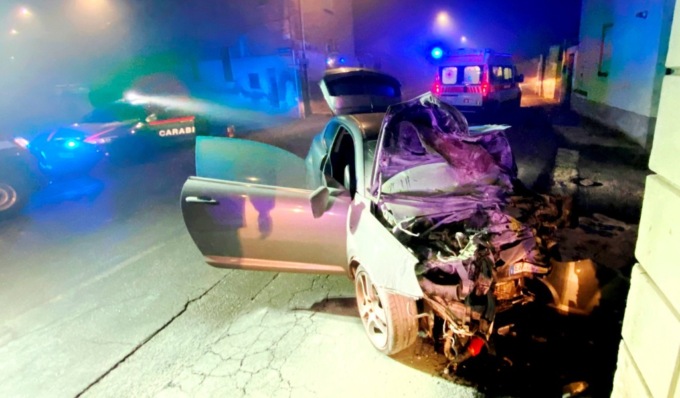 Lo schianto contro il muro, poi l’auto prende fuoco: 25enne incastrato nell’abitacolo salvato dai Carabinieri