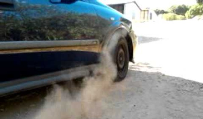 In centro a Zerbolò a “sgommare” con l’auto: denunciato 21enne (era pure ubriaco)