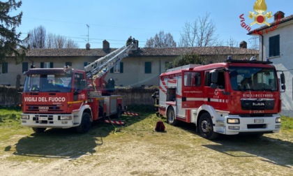 Incendio canna fumaria a Sannazzaro, sul posto due squadre dei Vigili del Fuoco