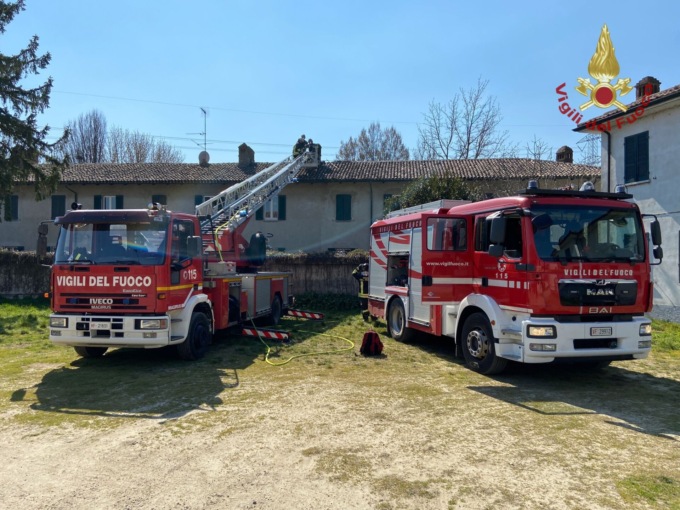 Incendio canna fumaria a Sannazzaro, sul posto due squadre dei Vigili del Fuoco