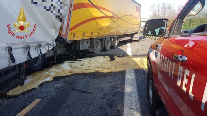 Schianto tra mezzi pesanti sulla A21: feriti tre autisti, uno in modo grave