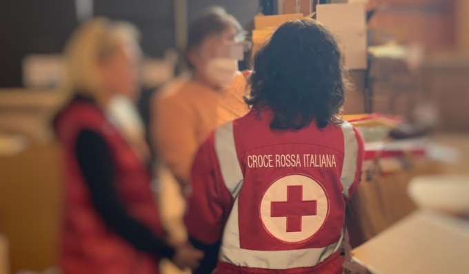Volontari della CRI di Voghera distribuiscono i primi beni raccolti per il popolo ucraino