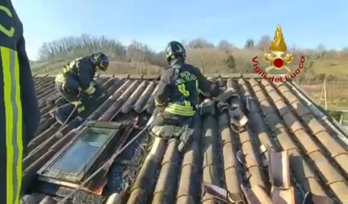 Incendio in un’abitazione di San Colombano al Lambro, in fiamme il tetto