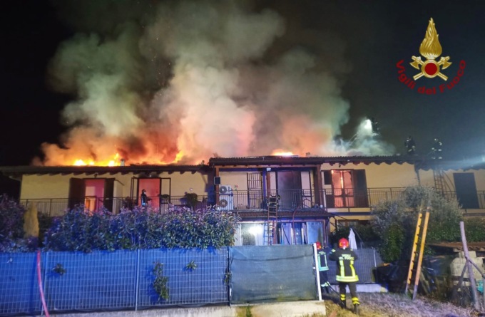 Nella notte vanno a fuoco 4 villette a schiera: fiamme domate in 6 ore di lavoro