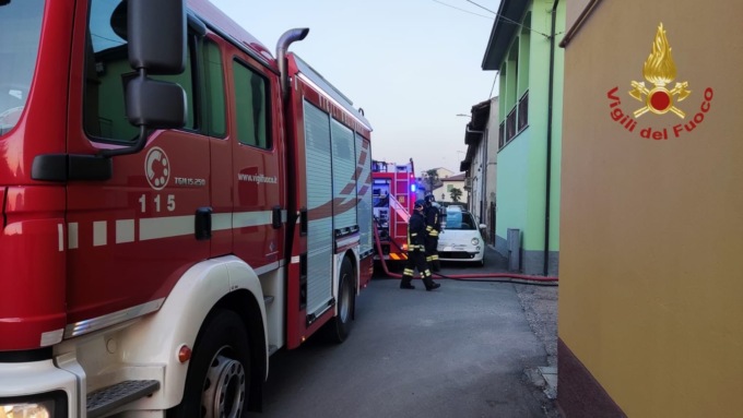 Fiamme in un porticato a Trivolzio, intervengono i Vigili del Fuoco