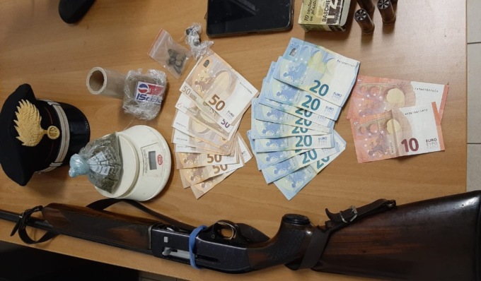 Spacciatore riceve i “clienti” a domicilio, in casa oltre alla droga anche un fucile calibro 20