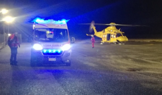 Auto ribaltata a Confienza, arriva l’elisoccorso: 4 giovani feriti, uno gravissimo