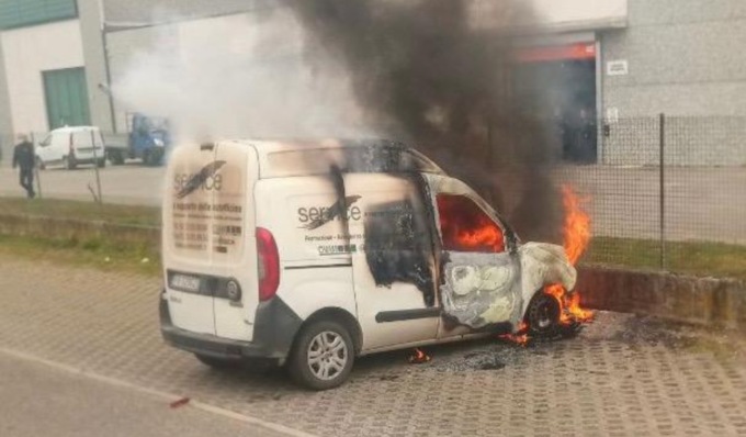 Furgoncino avvolto dalle fiamme, a Trivolzio arrivano i Vigili del Fuoco