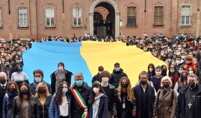 Comune e studenti in piazza del Carmine per la pace in Ucraina