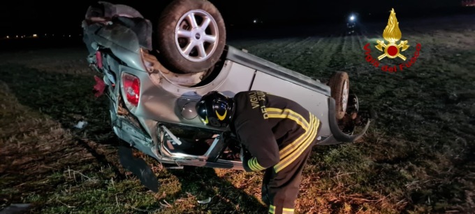 Esce di strada e si ribalta in un campo, 50enne portato in ospedale