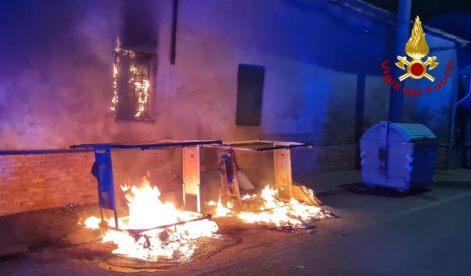 Cassonetti della spazzatura prendono fuoco nella notte, danneggiato edificio adiacente