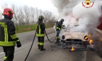 Auto a fuoco ad Albuzzano, la conducente si accorge delle fiamme e si mette in salvo