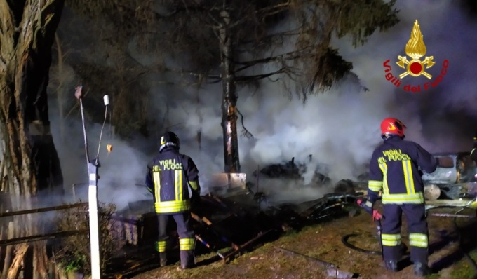 Autovettura si incendia nella notte, le fiamme intaccano anche una legnaia