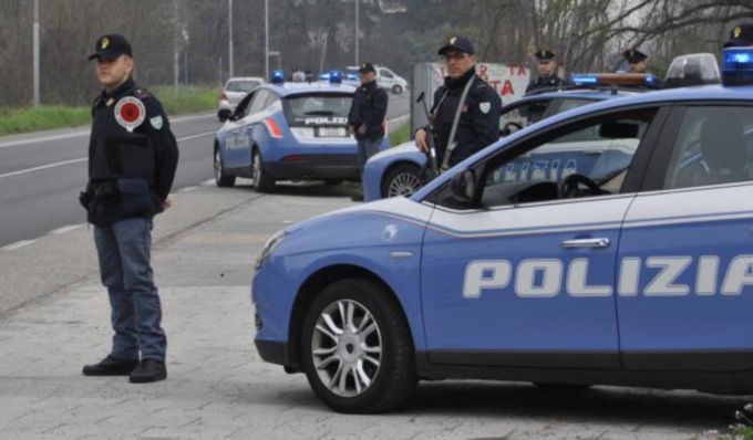 Rocambolesco inseguimento da Pavia fino all’Alessandrino: auto danneggiate e due poliziotti feriti
