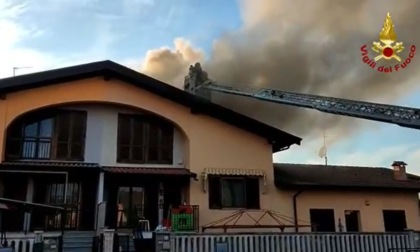 Il video del tetto in fiamme a Copiano, una persona intossicata