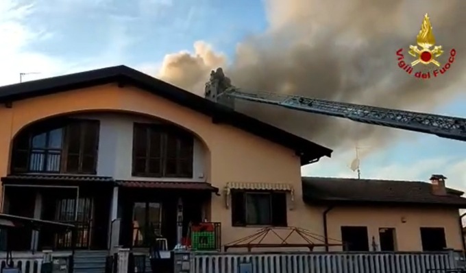 Il video del tetto in fiamme a Copiano, una persona intossicata