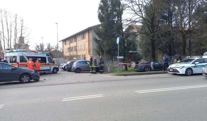 Prima lo schianto con un’altra auto, poi con la Porsche sfonda il cancello della scuola