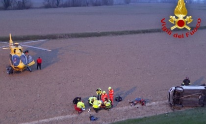 Esce di strada e viene sbalzato dall'auto che gli finisce addosso, 48enne gravissimo