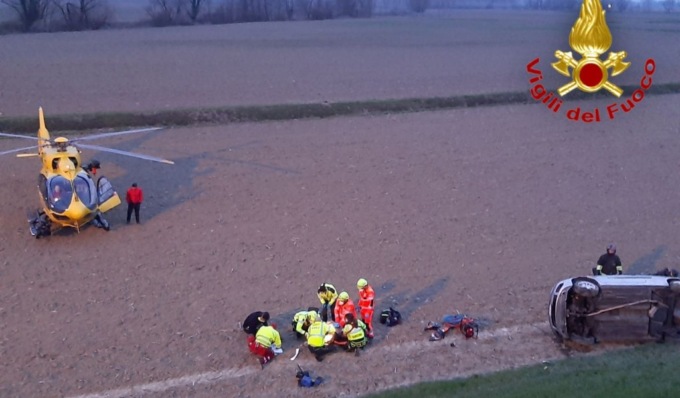 Esce di strada e viene sbalzato dall’auto che gli finisce addosso, 48enne gravissimo